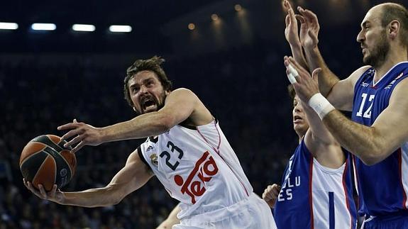 Sergio Llull (i) disputa la bola ante Nenad Krstic (d). 