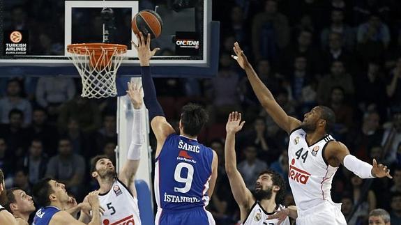 Sergio Llull (2d) y Rudy Fernández (4d) disputan la bola ante Dario Saric (c). 