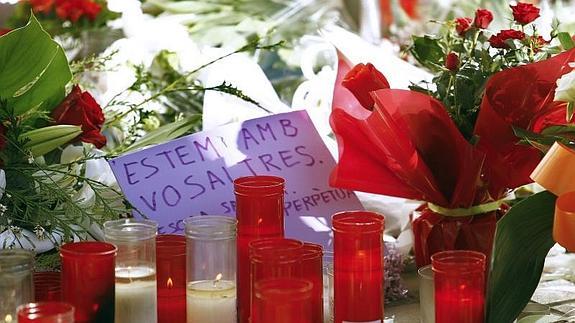 Flores y velas en memoria del profesor asesinado. 