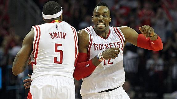 Josh Smith y Dwight Howard celebran la victoria de su equipo. 