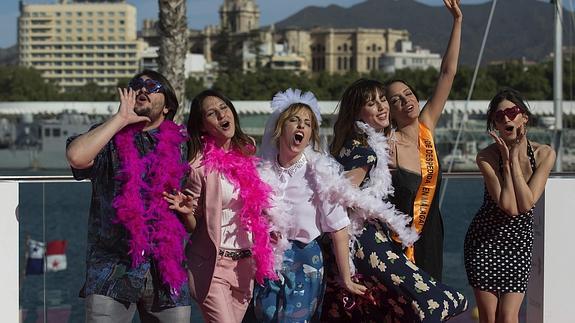 El equipo de 'Cómo sobrevivir a una despedida', en el Festival de Málaga.