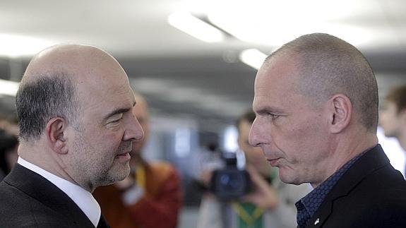 Yanis Varoufakis y Pierre Moscovici. 