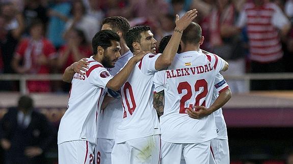 Los jugadores del Sevilla celebran un gol. 