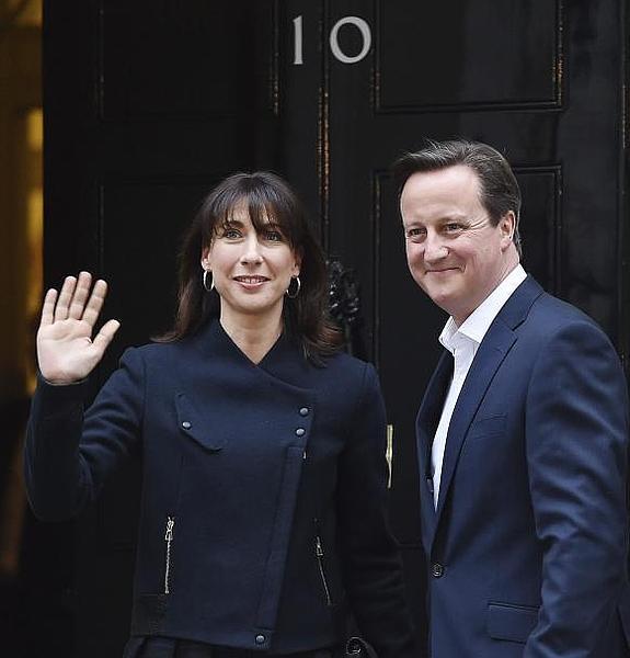 El primer ministro británico, David Cameron, y su mujer, Samantha, a su llegada al número 10 de Downing Street. 