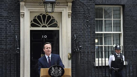 David Cameron ofrece un discurso ante el número 10 de Downing Street.