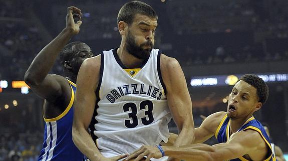 Marc Gasol intenta llegar a canasta. 