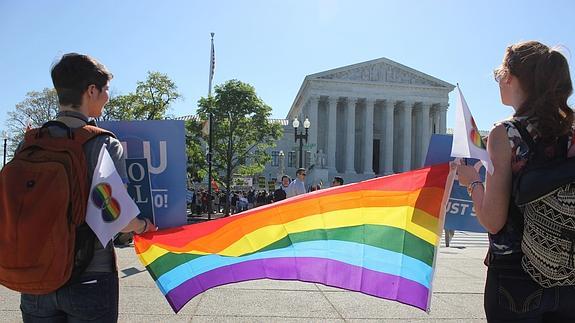 Manifestación del colectivo LGBT frente al Tribunal Supremo de los Estados Unidos.