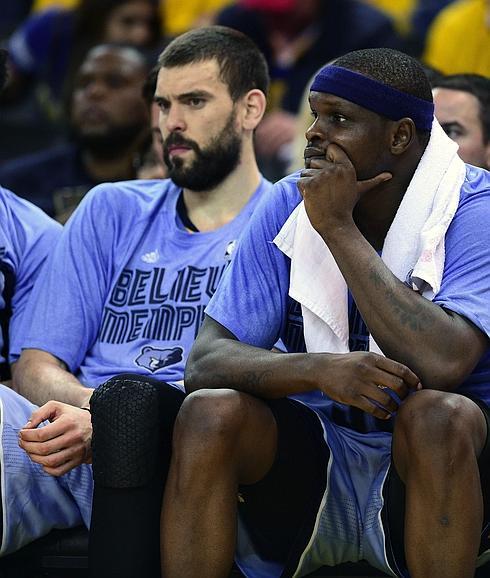 Marc Gasol (i) y Zach Randolph, en el banquillo de los Grizzlies. 