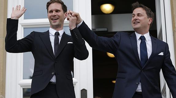 El primer ministro de Luxemburgo, el liberal Xavier Bettel (dcha), y su marido Gauthier Destenay.