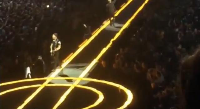 The Edge, guitarrista de U2, cae del escenario en pleno concierto