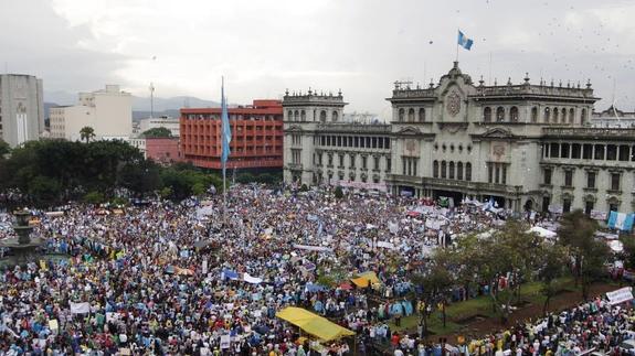 Los manifestantes, en la plaza central de Ciudad de Guatemala. 