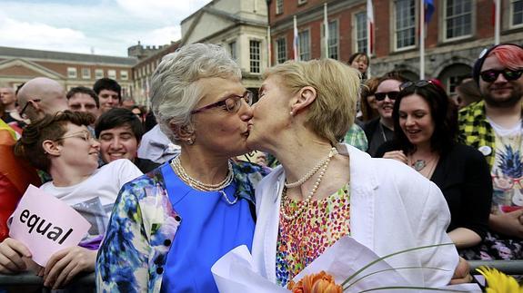 Partidarios del matrimonio homosexual celebran el triunfo del 'sí'. 