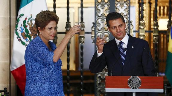 Dilma Rousseff y Enrique Peña Nieto celebran el acuerdo. 