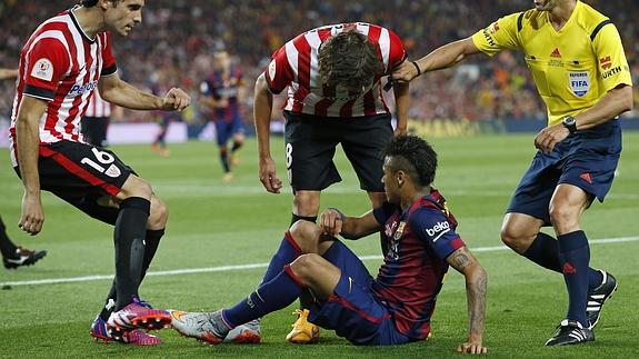 Los jugadores del Athletic recriminan a Neymar. 