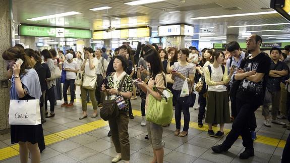 Pasajeros esperan instrucciones en el metro de Tokio