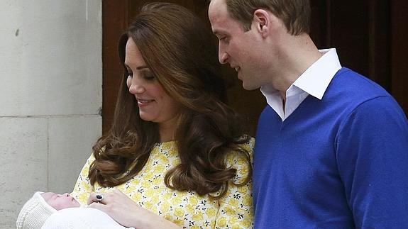 Los duques de Cambridge, con su hija, la princesa Carlota. 