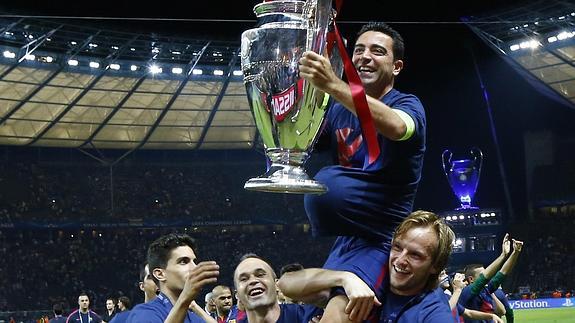 Xavi, con el trofeo de la 'Champions'. 