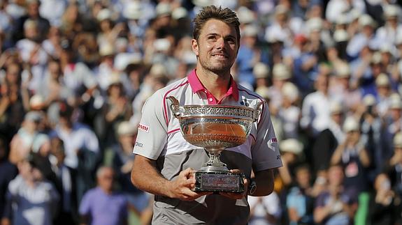 Wawrinka posa con el trofeo. Reuters