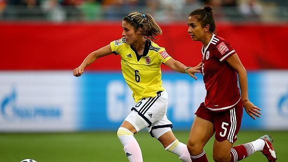 Daniela Montoya y Valeria Miranda pugnan por un balón.