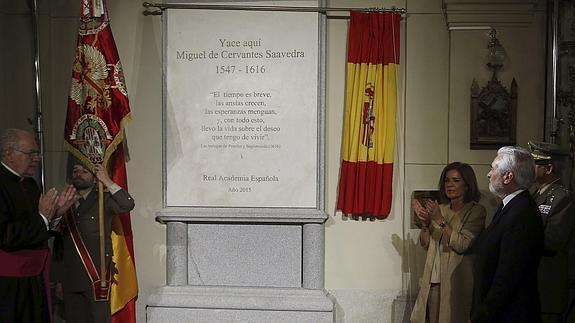La alcaldesa en funciones de Madrid, Ana Botella, junto al director de la RAE, Darío Villanueva, durante la inauguración del monumento. 