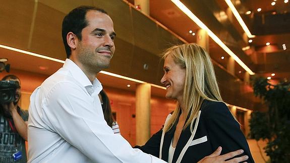 Saludo entre Ignacio Aguado y Cristina Cifuentes.