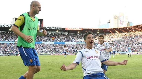 Pedro (d) celebra el 2-1 del Zaragoza.