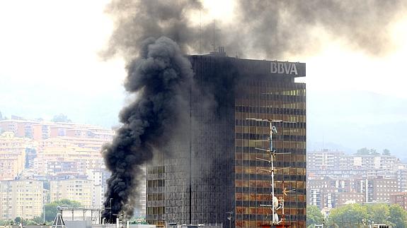 Una columna de humo se eleva en la azotea del edificio.