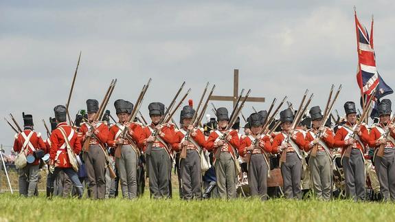 Miembros del recreado ejército inglés durante la dramatización de la batalla de Waterloo.