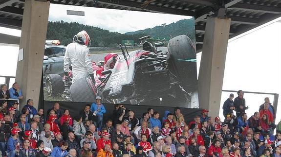 Imagen en pantalla tras el choque entre Alonso y Räikkönen. EFE