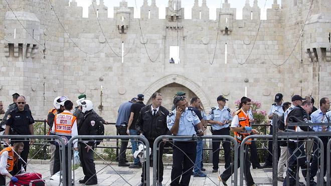 Un policía israelí, gravemente herido tras ser apuñalado por un palestino