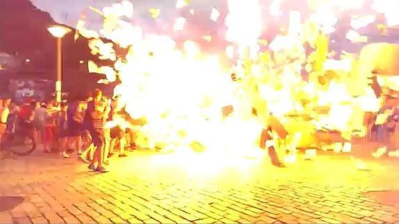 Momento de la explosión en la hoguera