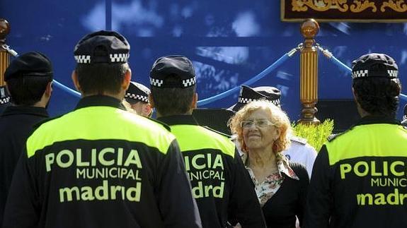 Manuela Carmena, rodeada de agentes municipales. 