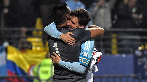 Sergio Romero (i) se abraza a Messi. 