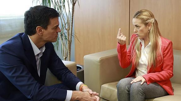 Pedro Sánchez, recibe a la activista venezolana Lilian Tintori. 