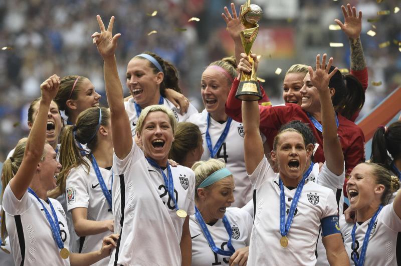 Las jugadoras norteamericanas alzan el trofeo. 