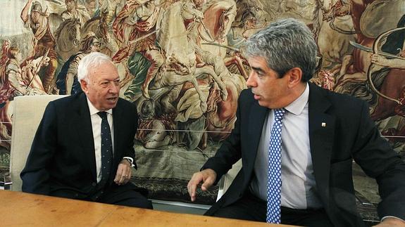 José Manuel García-Margallo (i), junto al conseller de Presidencia, de la Generalitat Francesc Homs. 