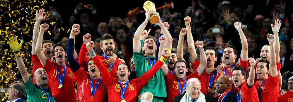 Los jugadores españoles celebran el título tras recibir la Copa en el Soccer City. 