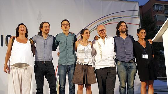 Carolina Bescansa (i), Pablo Iglesias (2i), Iñigo Errejón (3i) y Rafa Mayoral, acompañados por otros dirigentes de Podemos, durante el "Foro por el Cambio".