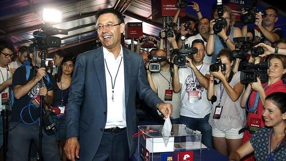 Bartomeu, depositando su voto. 