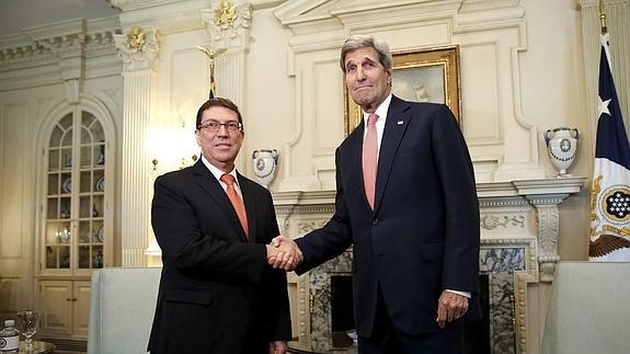 El canciller cubano, Bruno Rodríguez, con John Kerry.