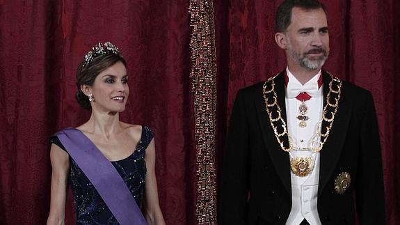 El Rey Felipe VI y a la Reina Letizia.