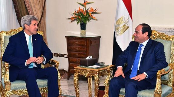 John Kerry (i), durante su encuentro con Al Sisi en El Cairo.