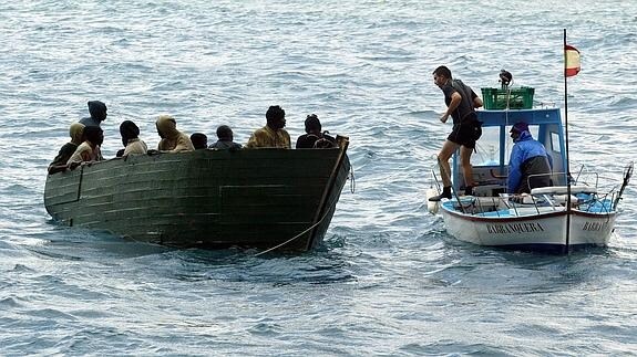 Inmigrantes subsaharianos, en una barca.
