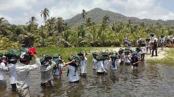 Jóvenes de la ruta cruzando un río.