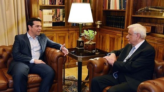 El primer ministro griego, Alexis Tsipras (i), conversa con el presidente griego, Prokopis Pavlopoulos (d).