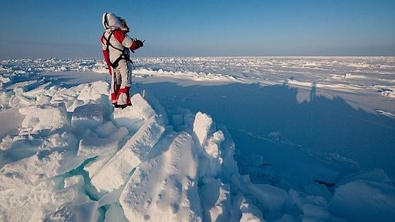 Una investigadora contempla la capa de hielo del Ártico, cada vez menor.