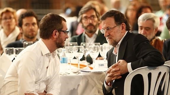 Maroto charla con Rajoy en un acto del PP.