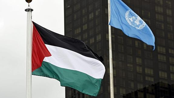 La bandera palestina ondea junto a la enseña de la ONU en Nueva York.