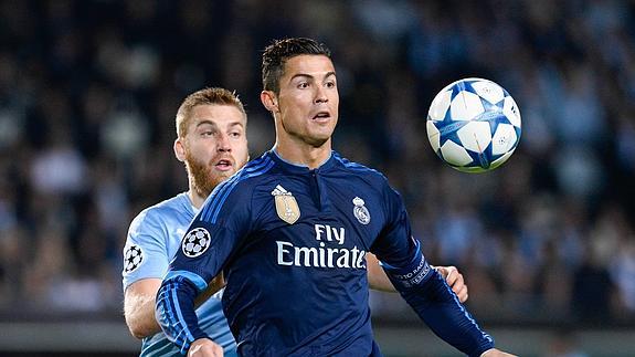 Cristiano Ronaldo trata de controlar un balón durante el duelo ante el Malmoe.