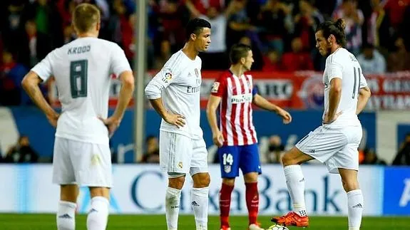 Los jugadores blancos tras encajar el gol del empate.  